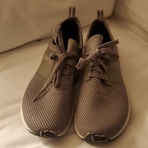 NEW BALANCE LIGHTWEIGHT TENNIS SHOES